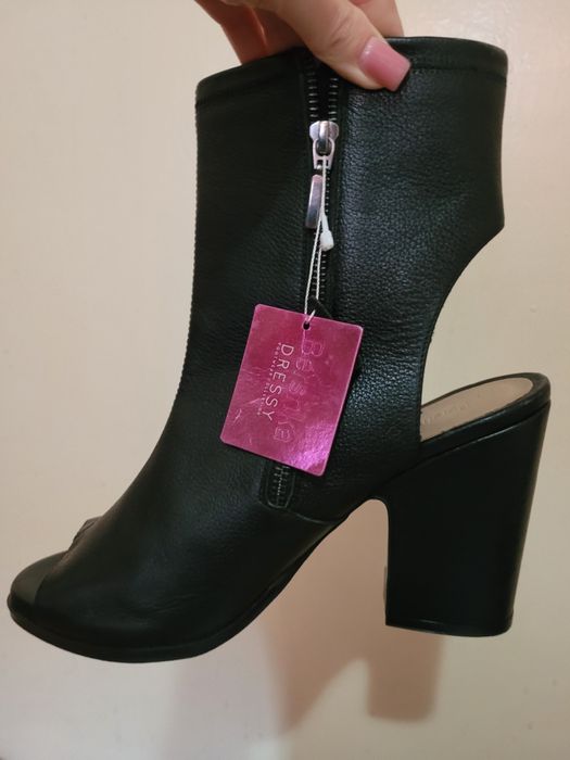 Botine decupate din piele