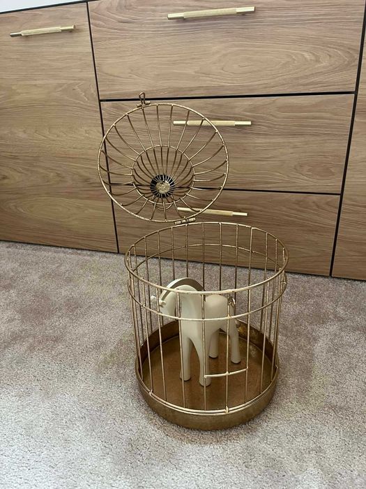 Декоративна клетка с кон