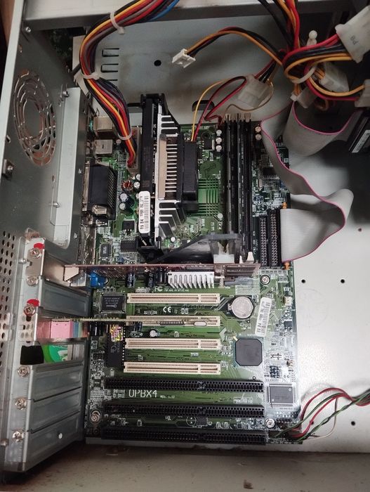 Unitate P III /700Mhz , OPBX4 cu SDRAM ,picioare rabatabile carcasă