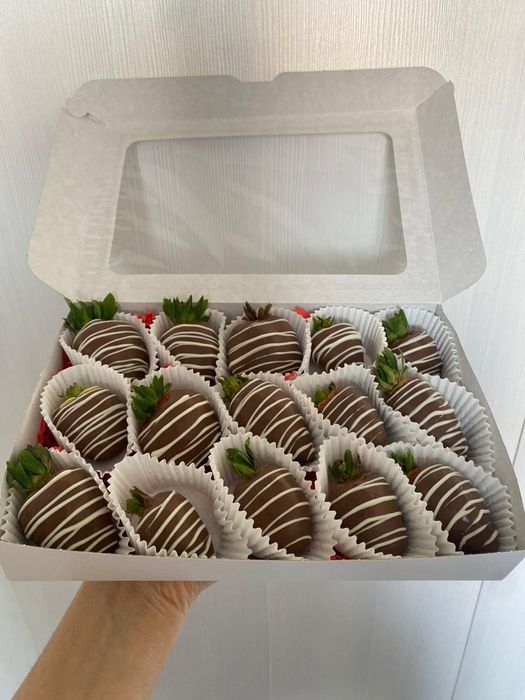 Клубника в шоколаде , банан в шоколаде