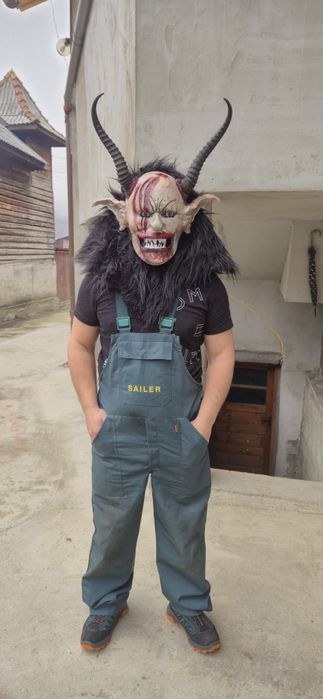 Masca krampus prelucrata manual din lemn cu coarne de cerb african