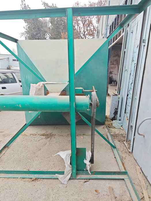 Yem ishlab chiqarish uchun bunker va shnek sotiladi