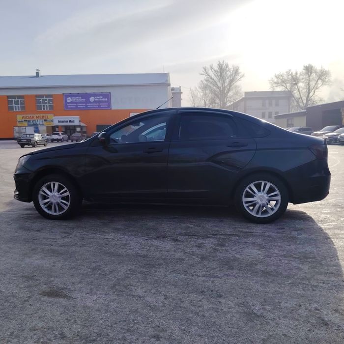 LADA Vesta-19 года.