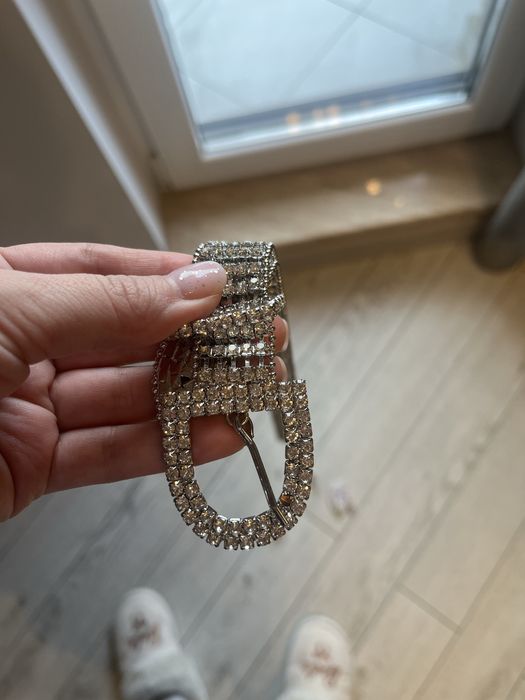 Дамски обеци блестят