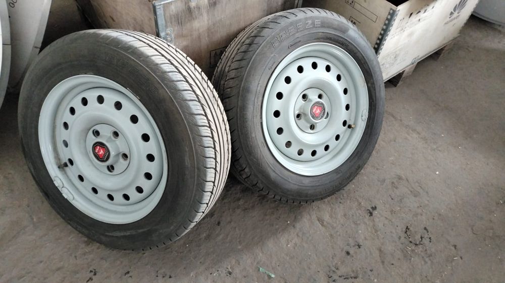 Продам резину с дисками на Волгу