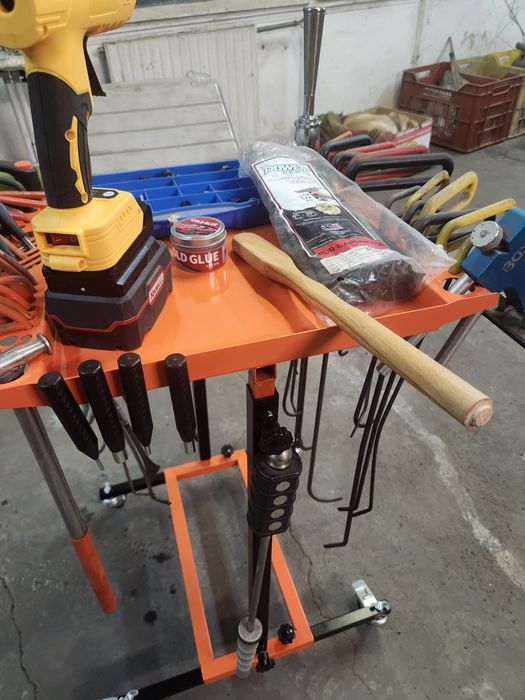 Мобилна пдр маса за инструмевти ш консумативи