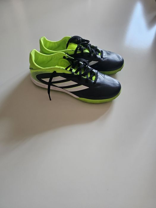 Adidasi fotbal sintetic .