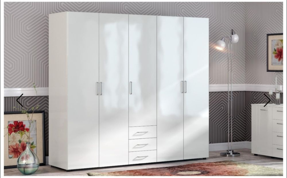 Продавам чисто нов гардероб "Медея", бял гланц