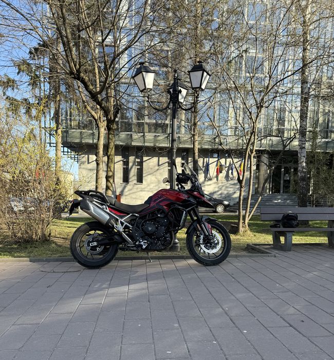 Motocicleta Triumph Tiger 900 GT PRO 2024.