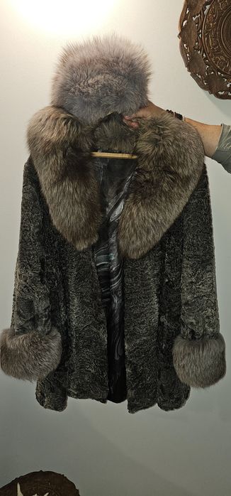 Haina de blana astrahan cu vulpe polara