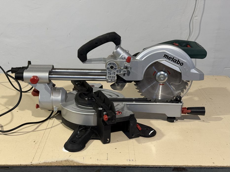 Fierăstrău circular culisant Metabo KGS 216 M
