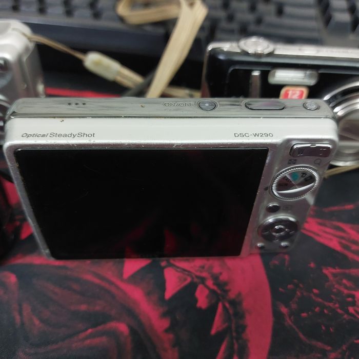 Vând doua aparate foto/video Fujifilm si Sony