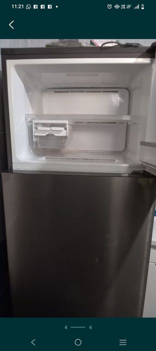 Холодильник очень большой вместительный