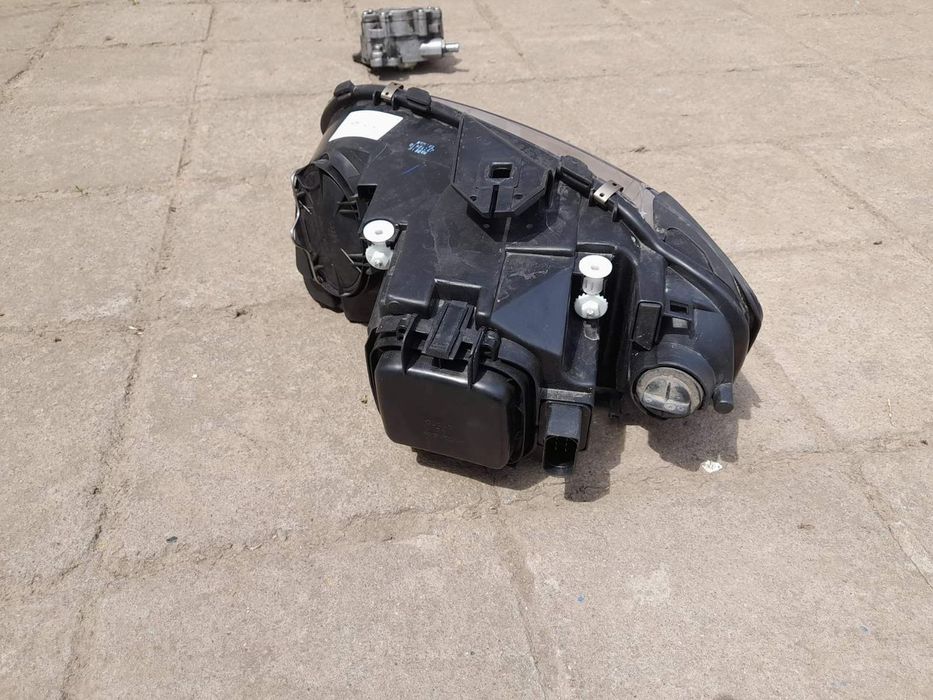 Audi  A3 8P    Десен фар