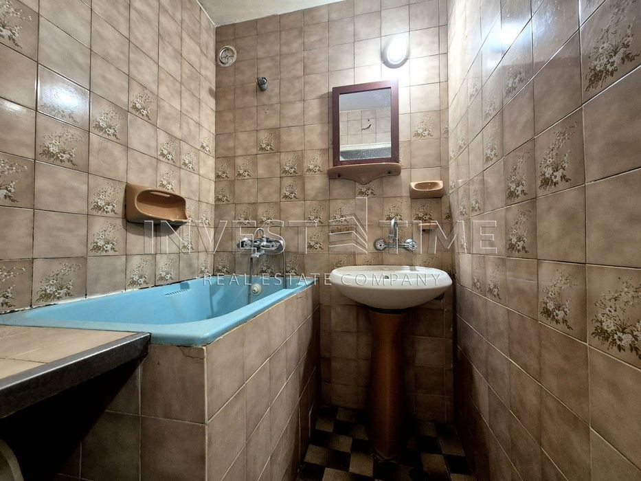 Цветен квартал, три отделни стаи, 60 кв.м чисти, среден етаж!