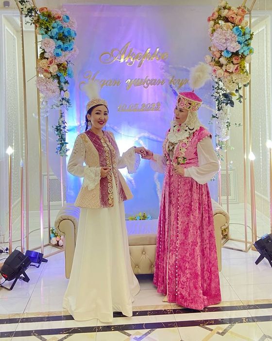 Ұлттық көйлектер сатылады.