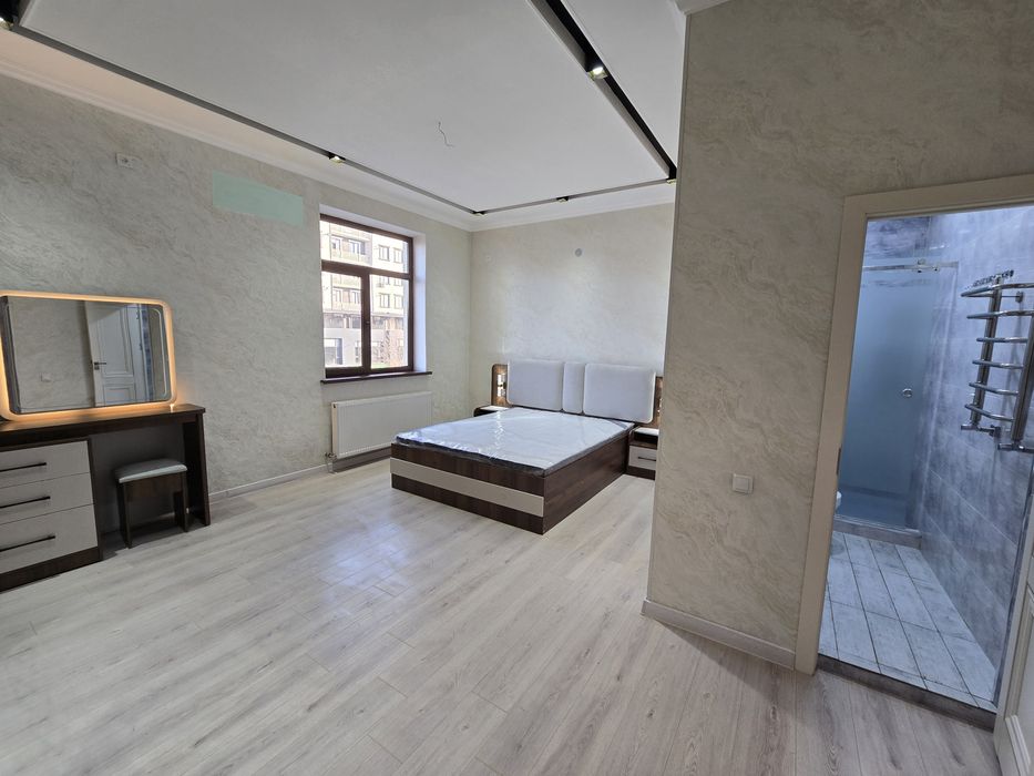 3 xona  uy sotiladi birja oldida luks