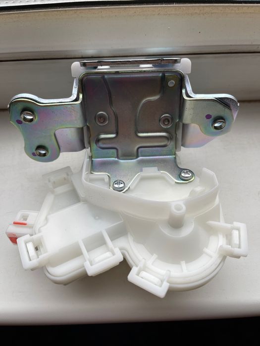 Замок багажника новый