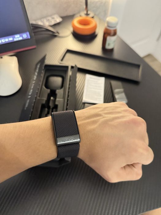 Продаю Whoop 4.0 с подпиской на 1 год