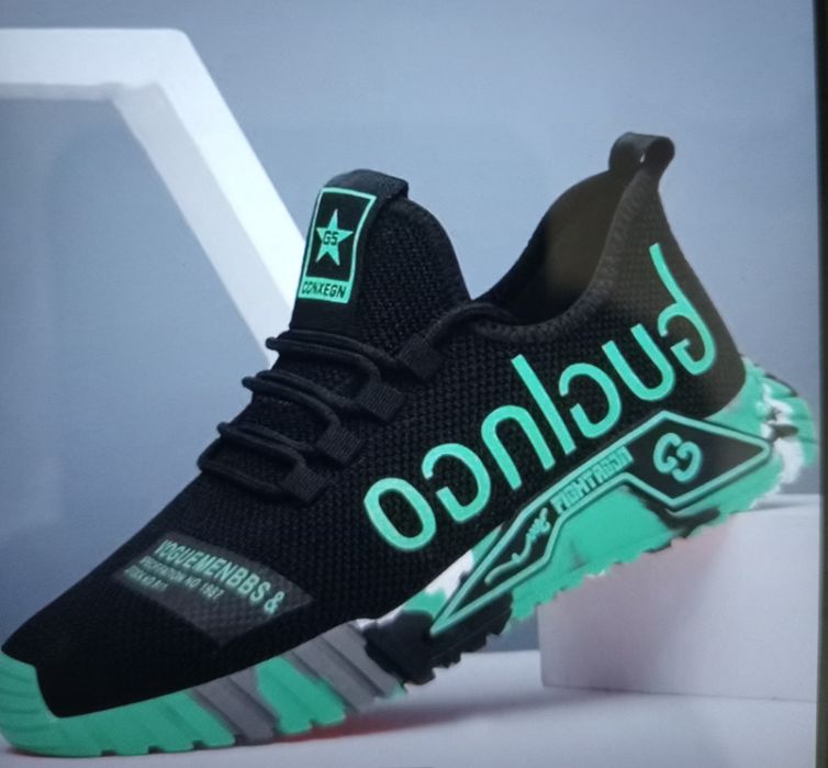 Продам кроссовки изики