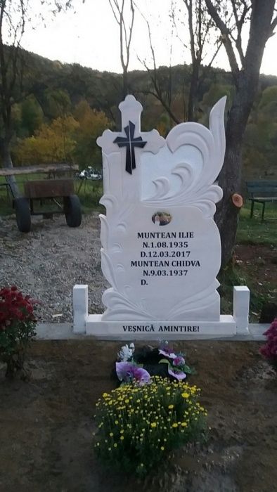 Cruci de marmură, monumente funerare