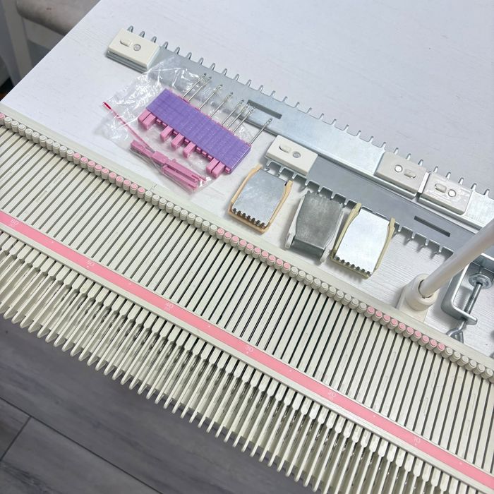 Silver Reed LK150 - maşină de tricotat în stare excelentă, complet echipată