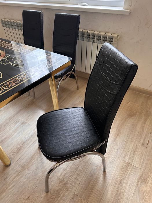 Стол, стеклянный с 4 -мя стульями