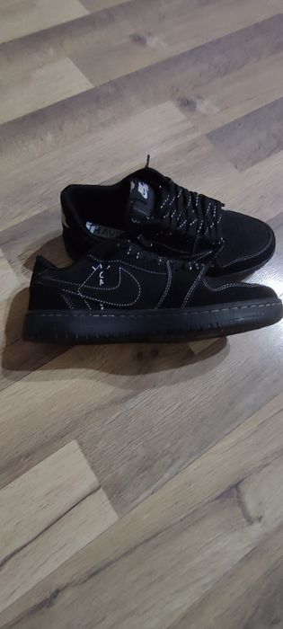 Vând Jordan low travis scott