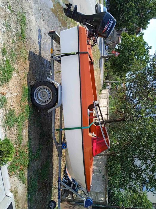 Лодка с двигател