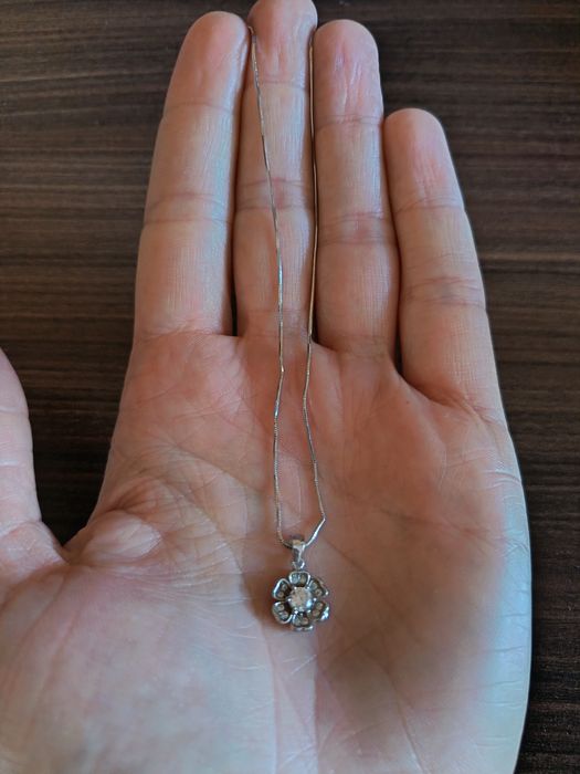 Продавам сребърно колие