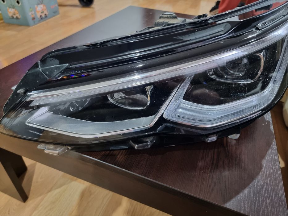 Far Bara grila aripa VW Golf 8 Passat B8