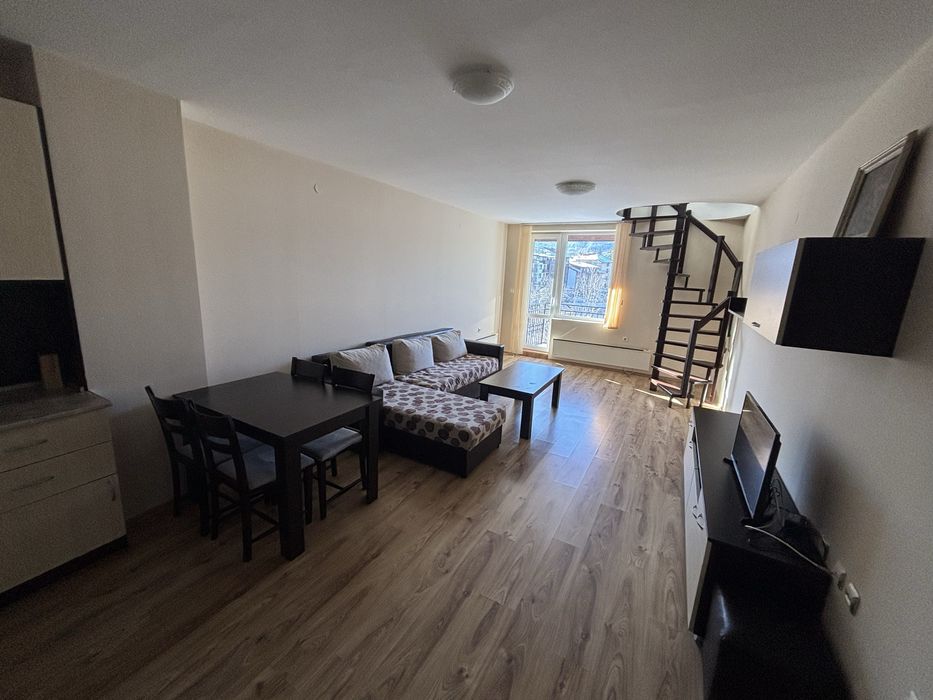 Просторен тристаен на метри от лифта