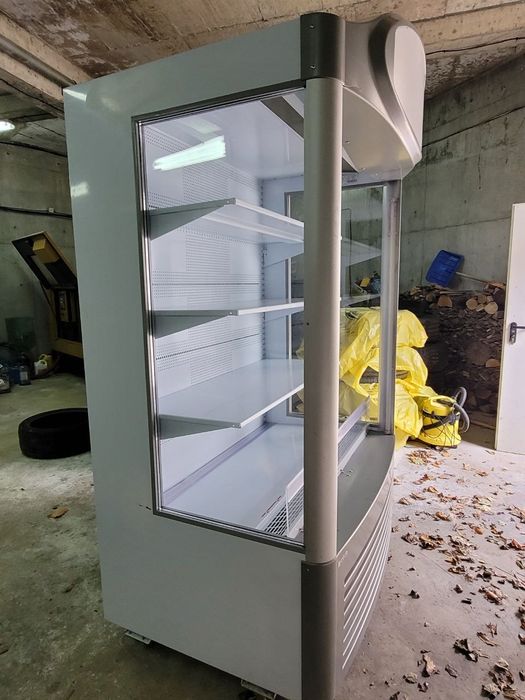 Плюсова отворена  витрина