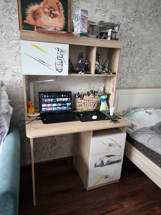 Стол  письменный продам.