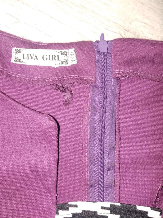 Платье яркое и строгое