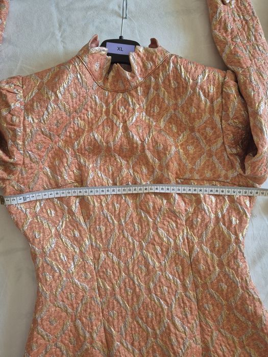 Rochie din brocart cu volan de voal