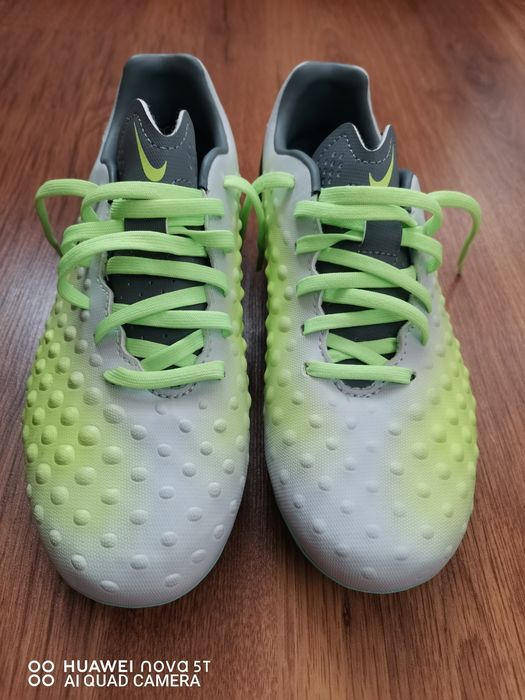 НОВИ Оригинални бутонки Найк