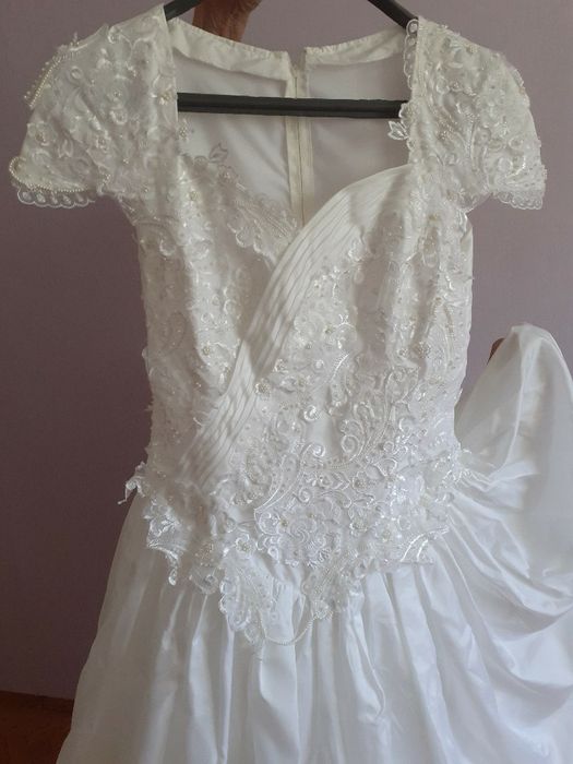 Булчинска рокля красива удобна и стои перфектно