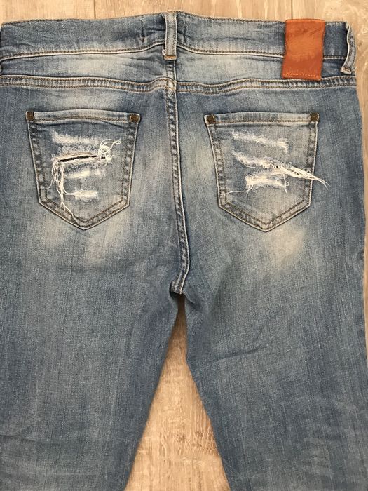 Blugi rupți Bershka nr.40