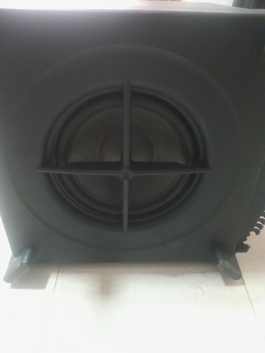 Subwoofer activ jbl cu ieșire de sateliti.