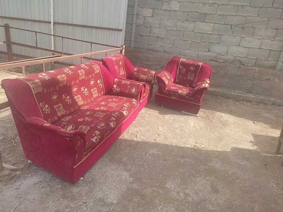 Ески диван сатылады.