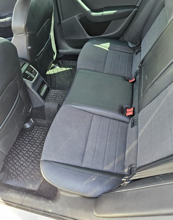 Cesionez autorizatie taxi cu mașină Skoda Octavia an 2017