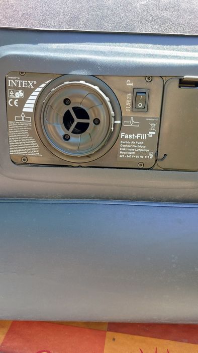 Saltea gonflabila electric Intex.