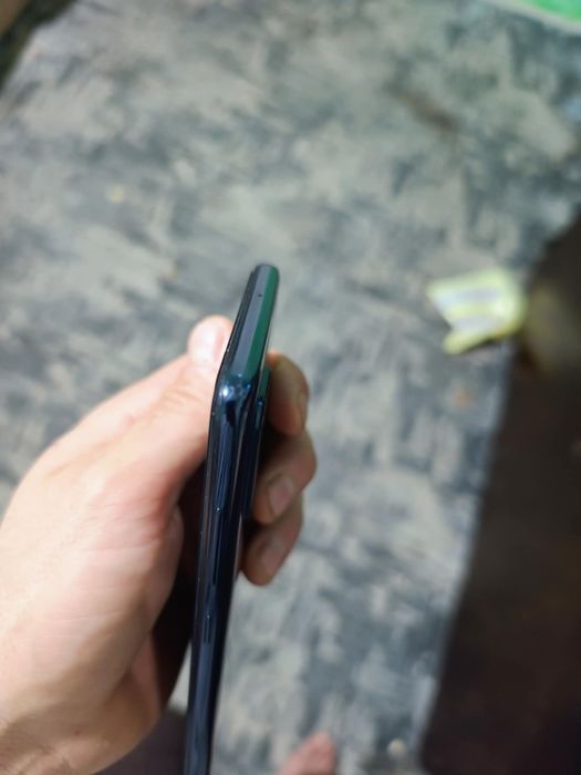 Vând Samsung galaxy a71  funcțional cum se vede în poză încă se mai aprinde nu mai se încarcă telefonul arată impecabil preț ușor negociabil