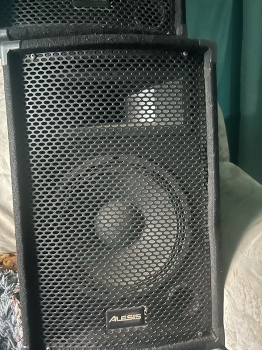Продам 2 колонки Alesis