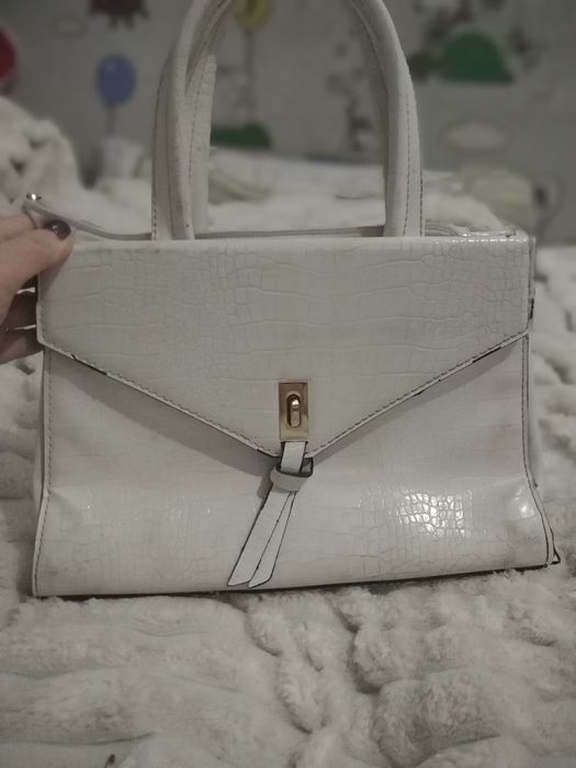 Продаю красивую белую женскую сумку в отличном состоянии