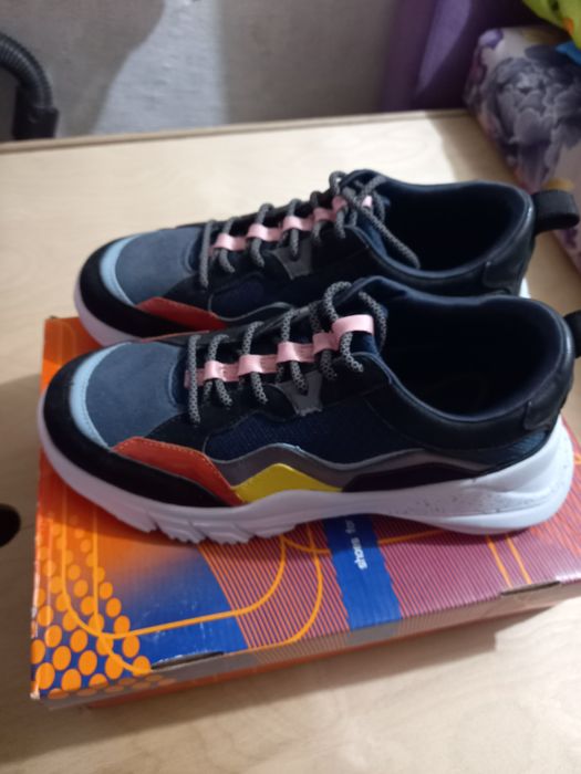 Кроссовки женские