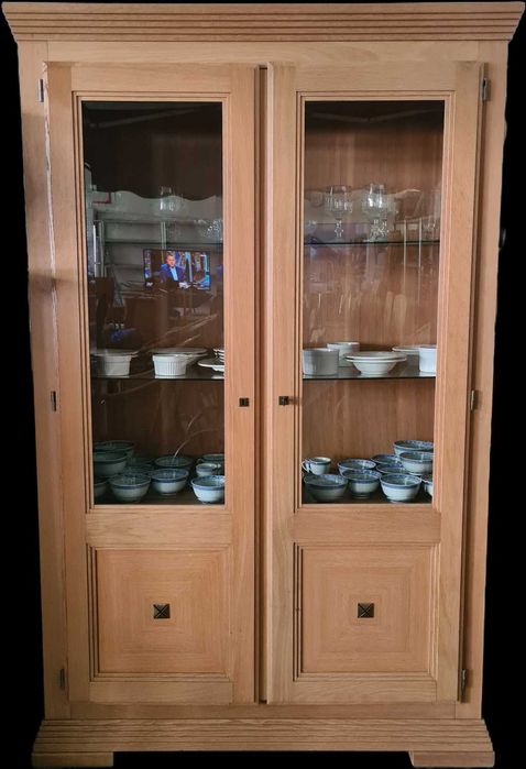 шкаф витрина сосветлениевнос от Европа