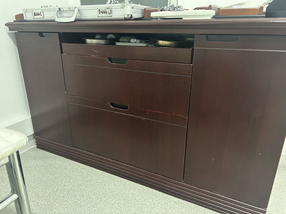 Офиске арналған жұмыс үстелі тумбамен