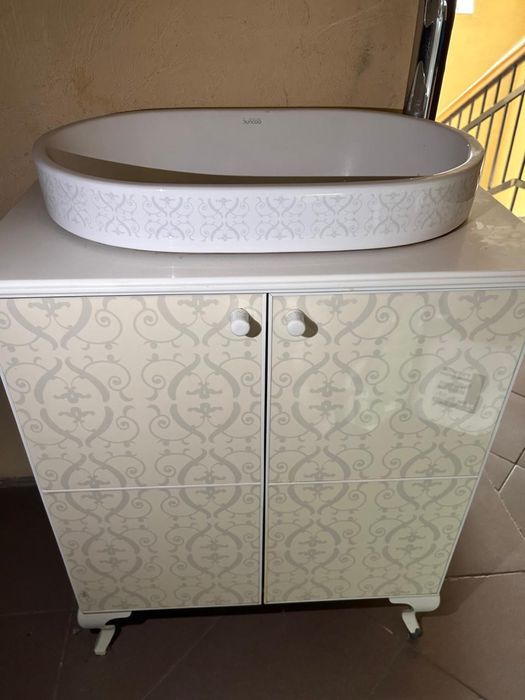 Биде, шкаф и умывальник